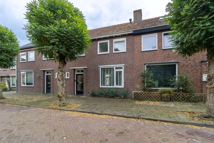 Bekijk foto 2 van Pastoor van der Meijdenstraat 89