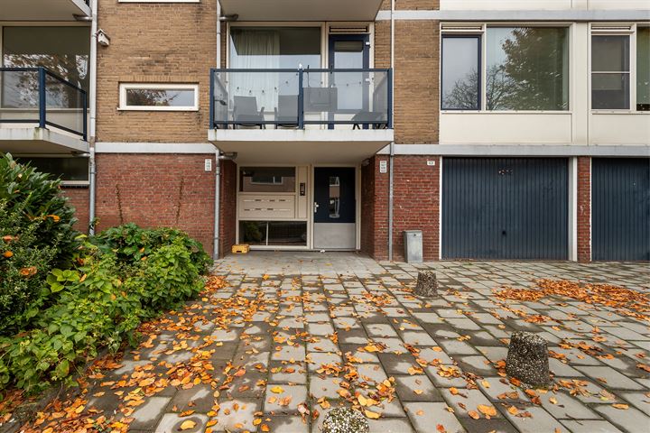 Bekijk foto 2 van Van Karnebeekstraat 111