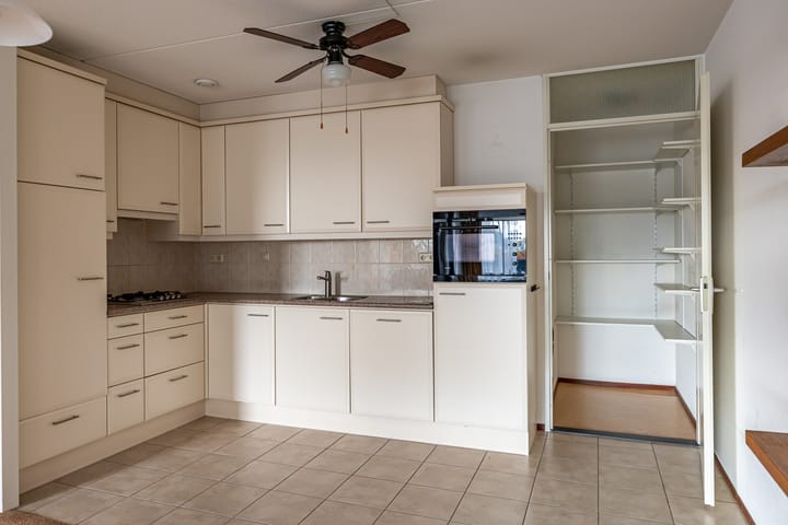 Photo 11 of Burg v Roijenstr Oost 4-G