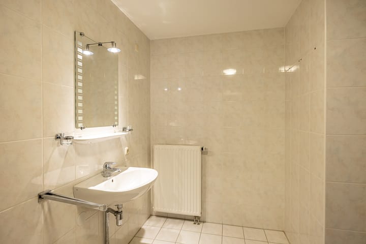 Photo 19 of Burg v Roijenstr Oost 4-G