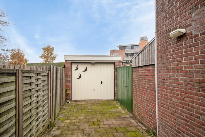 Bekijk foto 3 van Maarten Trompstraat 12