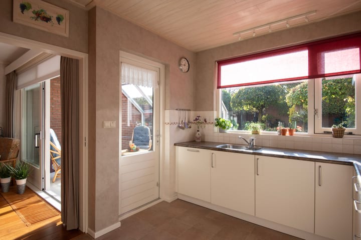 Foto 9 van van Weesstraat 11