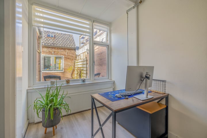 Bekijk foto 11 van van der Veldstraat 47