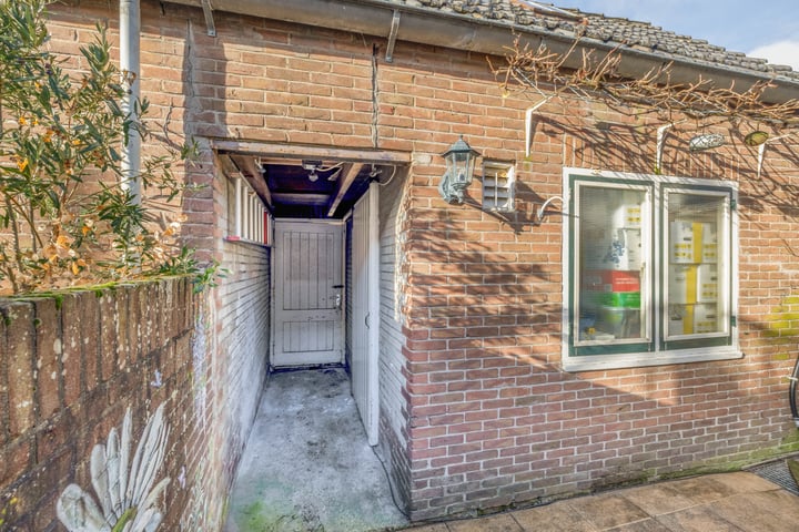 Bekijk foto 30 van van der Veldstraat 47