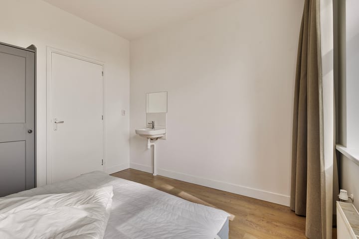 Photo 27 of Graaf Florisstraat 8-B