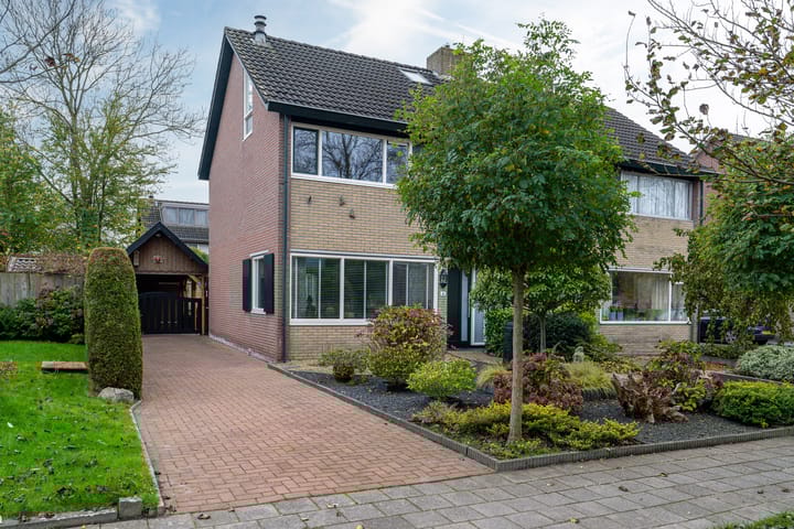 Foto 1 van Easter Omwei 36