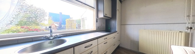 Bekijk 360° foto van De gezellige woonkeuken met toegang naar woonkamer, bijkeuken, kelder en de deel in het achterhuis van Rooijsestraat 89