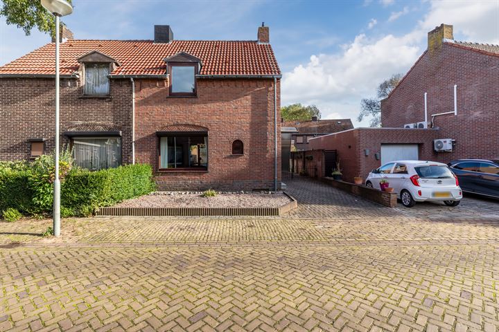 Bekijk foto 1 van Klaproosstraat 8