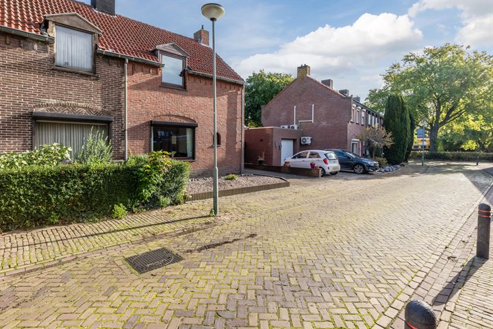 Bekijk foto 2 van Klaproosstraat 8