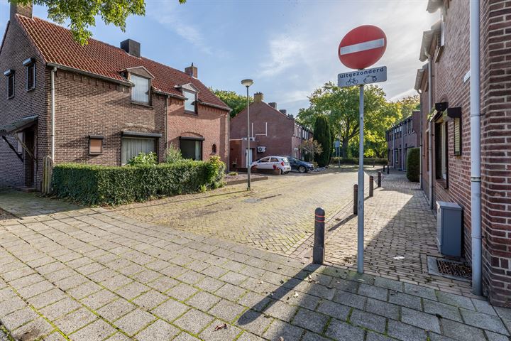 Bekijk foto 41 van Klaproosstraat 8