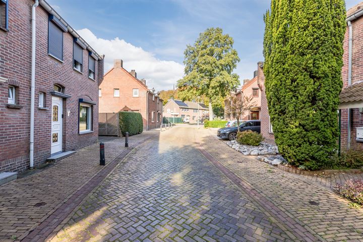 Bekijk foto 40 van Klaproosstraat 8