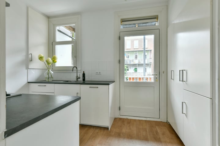 View photo 15 of Brederodestraat 107-2