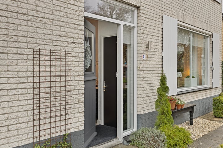 Bekijk foto 2 van Frederikstraat 7