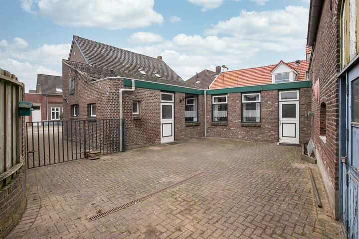 View photo 2 of Ronkenstraat 1