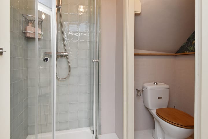 Foto 25 van Caan van Necklaan 126