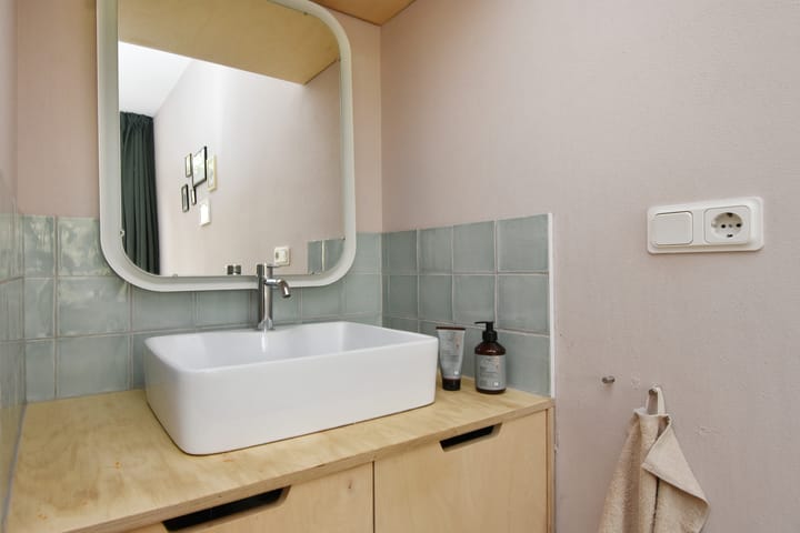 Foto 28 van Caan van Necklaan 126