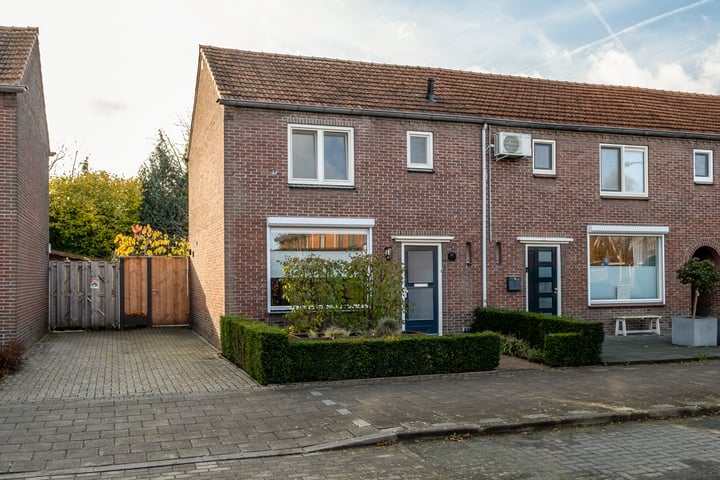 Bekijk foto 1 van Lijsterbesstraat 67