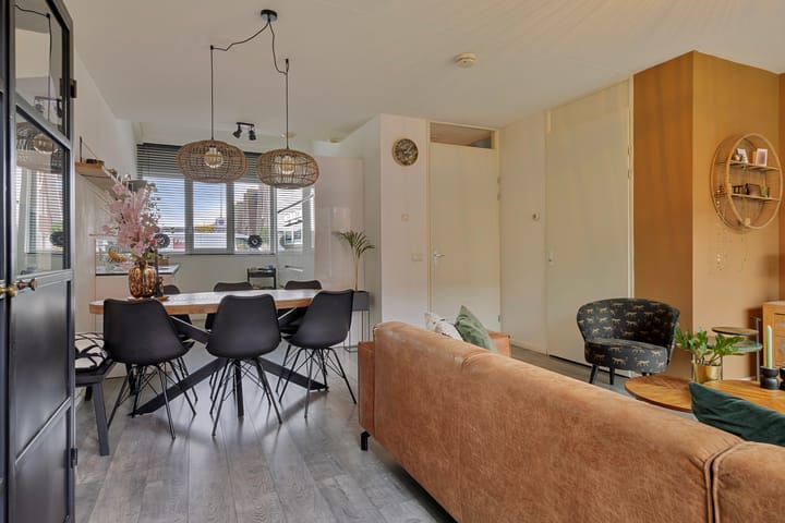 Foto 12 van Vrouw Avenweg 172