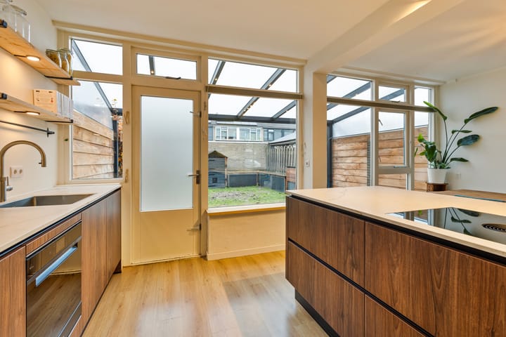 Foto 12 van Van Anrooijstraat 102