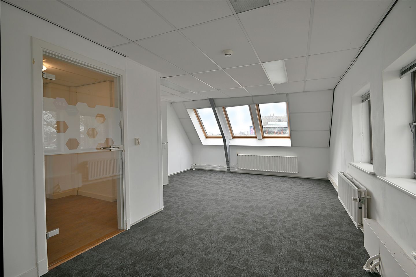 View photo 2 of Agora 6