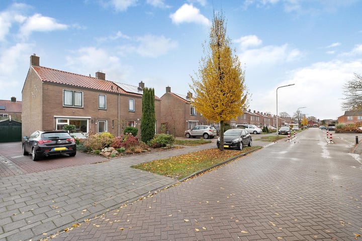 Bekijk foto 35 van Burg.van der Grondenstraat 28