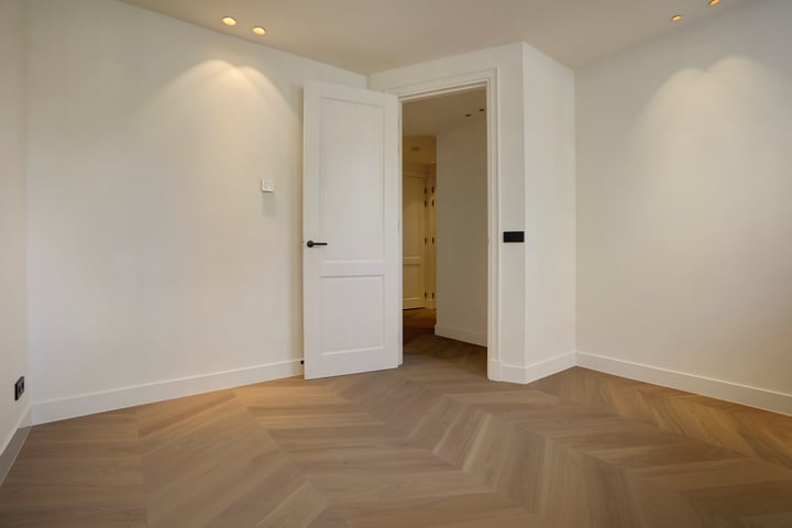 View photo 41 of Van Eeghenstraat 31-A