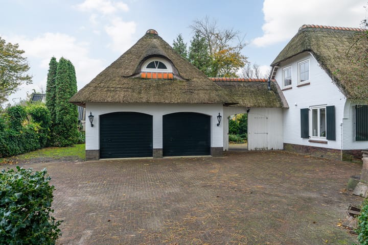 Foto 11 van van Limburg Stirumweg 13