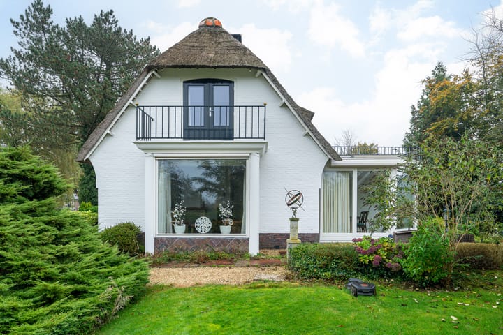 Foto 43 van van Limburg Stirumweg 13