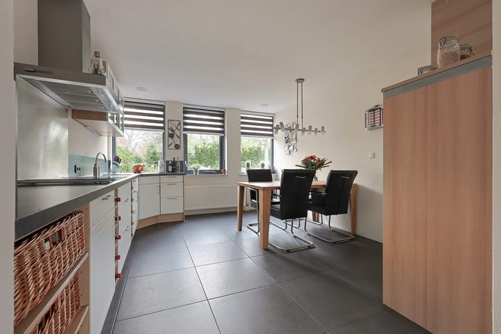 Photo 4 of Kennemerpoort 26