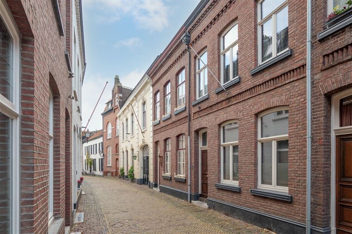 Bekijk foto 1 van Begijnenhofstraat 10