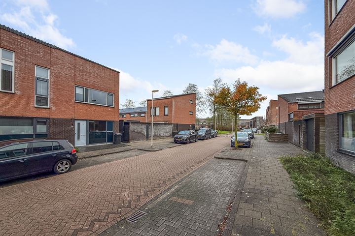 Bekijk foto 32 van Milongastraat 4