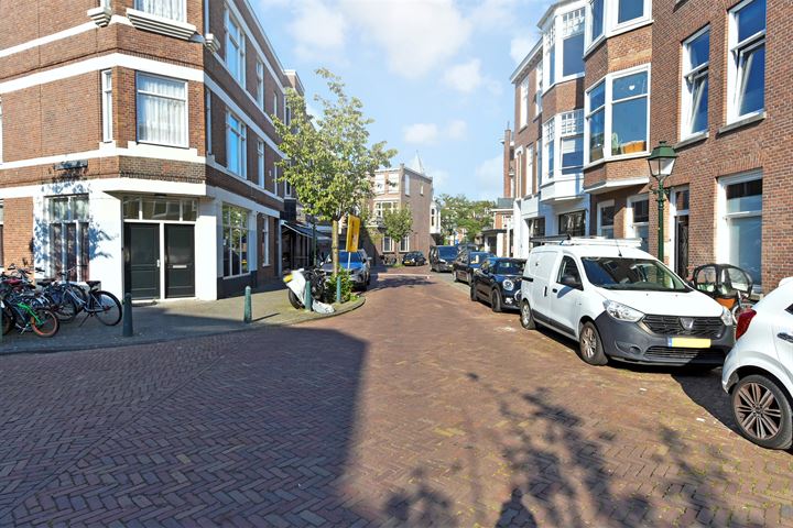 View photo 2 of Johan van Hoornstraat 33