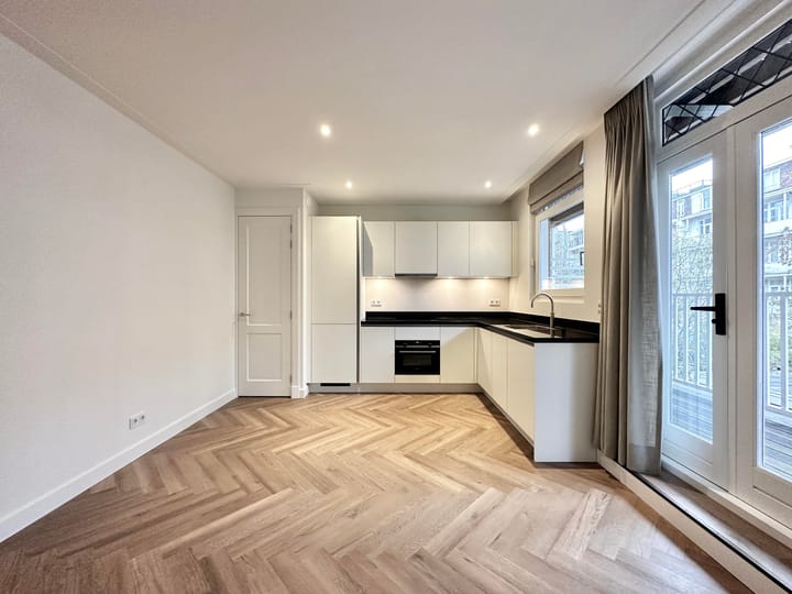 Photo 6 of Eerste Helmersstraat 217-H