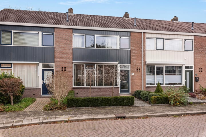 View photo 1 of Zwaluwstraat 14