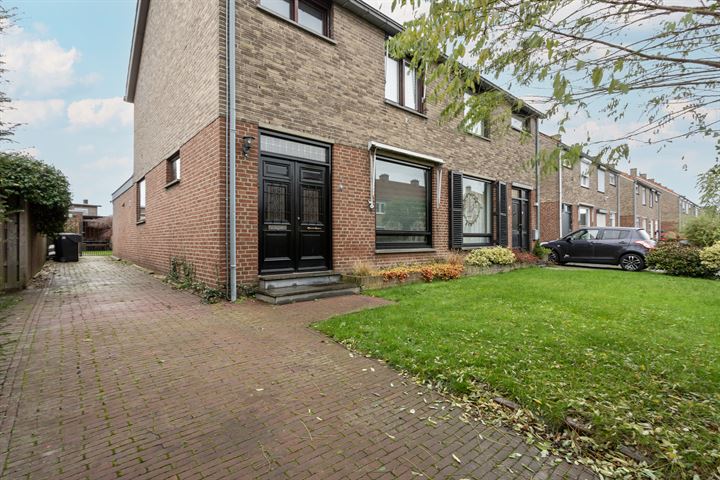 Bekijk foto 1 van Pastoor Tijssenstraat 1