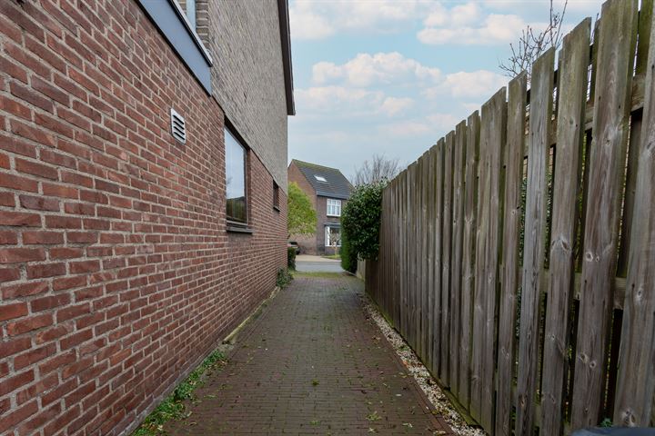 Bekijk foto 30 van Pastoor Tijssenstraat 1