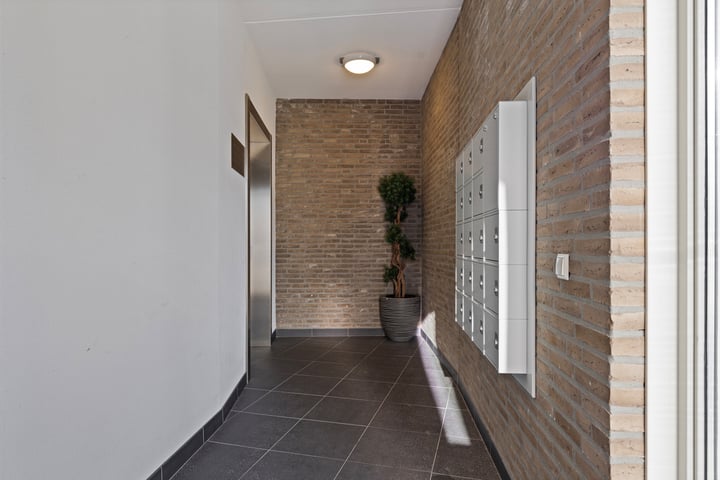 View photo 2 of Willem II straat 12-C