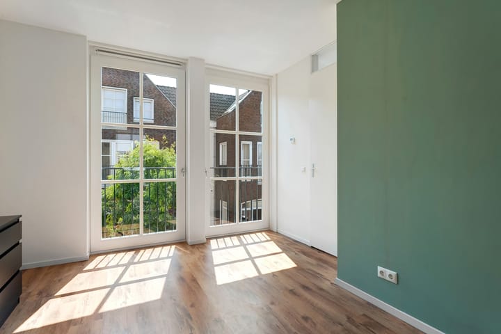 Foto 24 van 11 April Plein 24