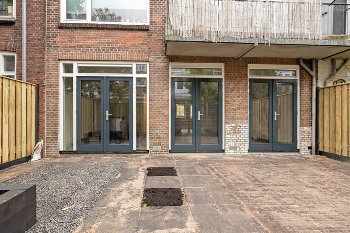 View photo 2 of Hendrik Zwaardecroonstraat 199