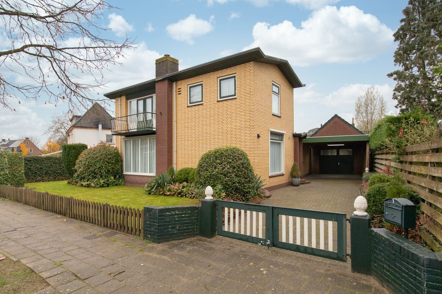 Foto 1 van Burg Kronenburgln 1