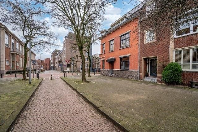 Photo 78 of van Cleefstraat 1
