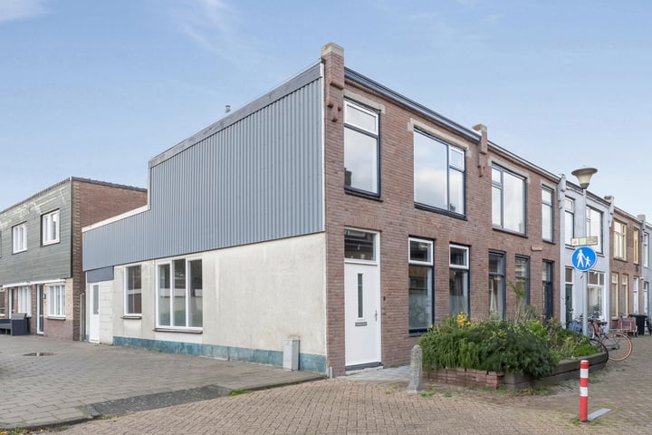 View photo 1 of Emmastraat 1