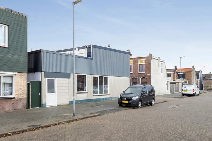 View photo 33 of Emmastraat 1