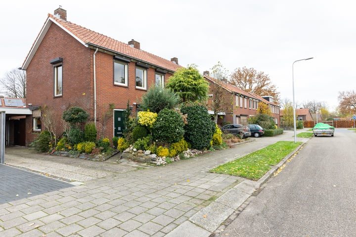 Bekijk foto 50 van Lindestraat 12