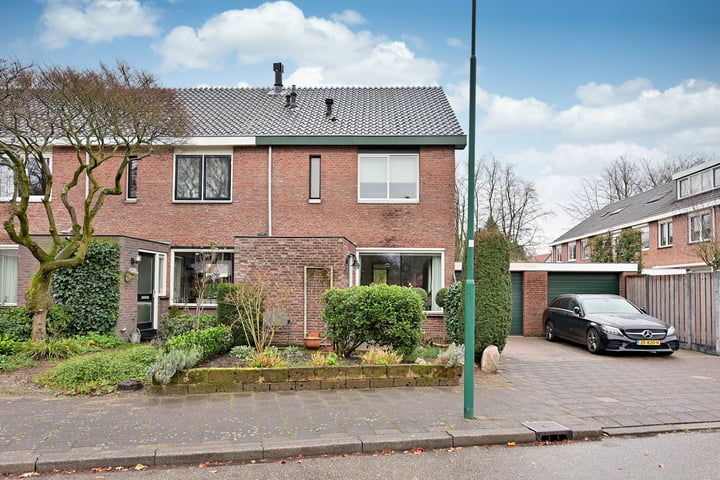 View photo 1 of Titus Brandsmastraat 25