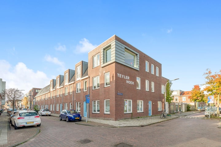 View photo 1 of Van der Hulststraat 24