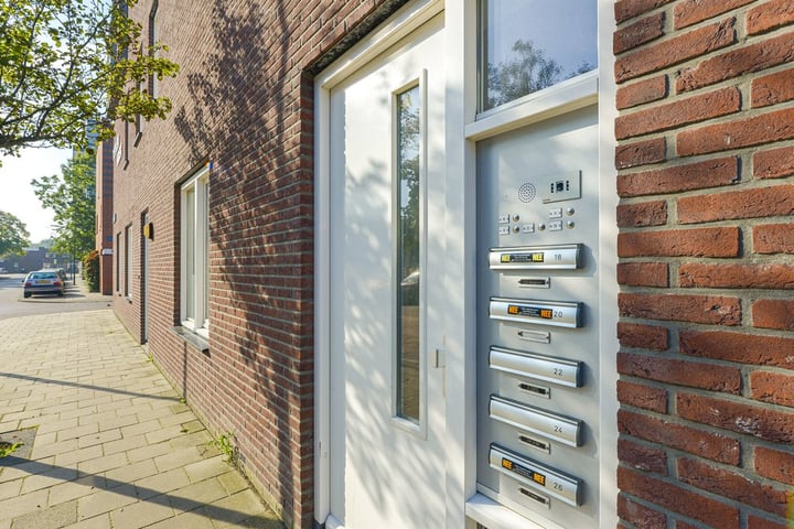 View photo 2 of Van der Hulststraat 22