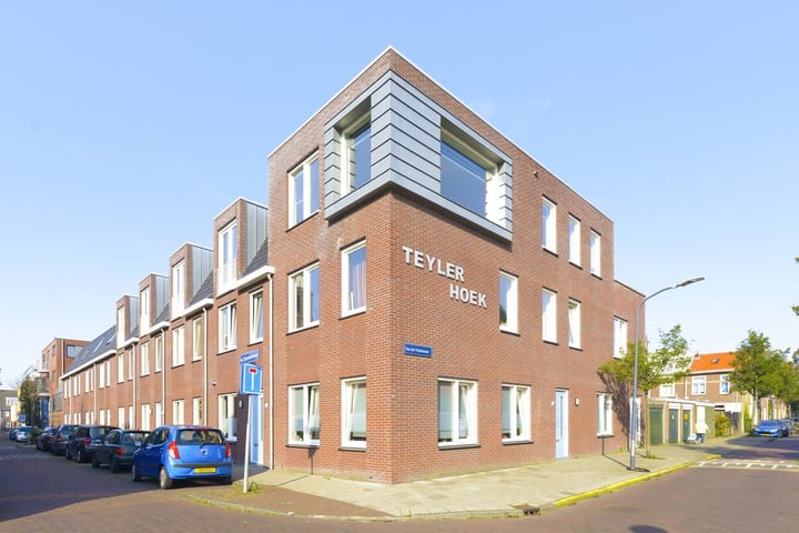 Bekijk foto 18 van Van der Hulststraat 22