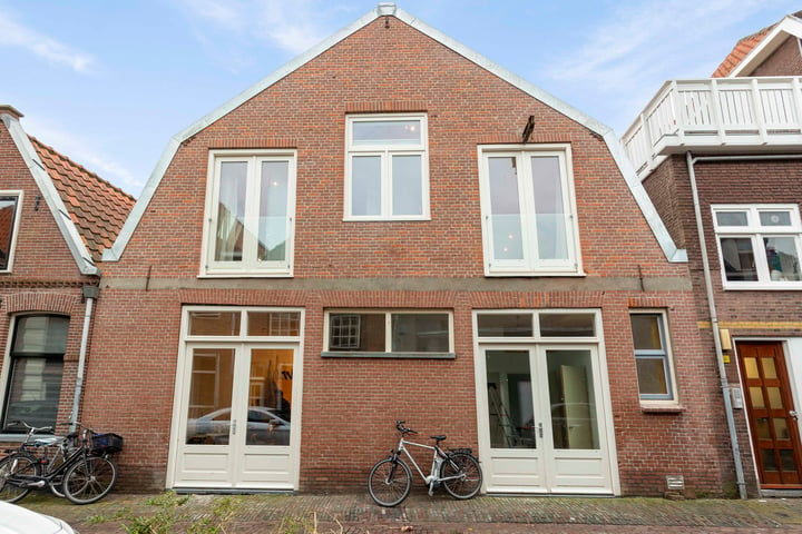 View photo 2 of Baanstraat 2-B