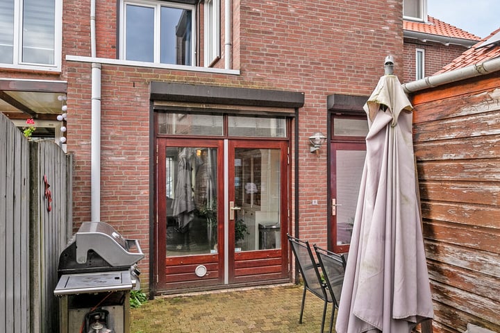 View photo 27 of Jan van Riebeeckstraat 14